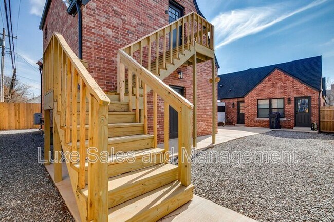 Foto del edificio - 911 NE 16th St