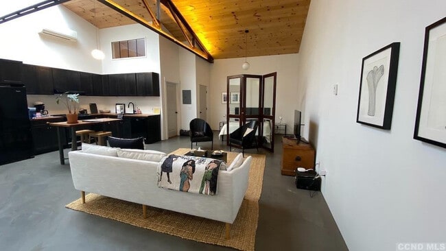 Foto del edificio - 747 1/2 Columbia St