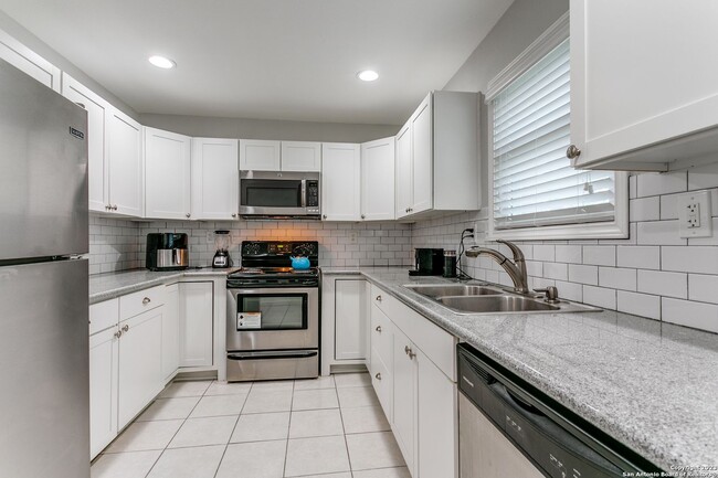 Building Photo - CHARMING 4-BEDROOM IN WILSHIRE VILLAGE