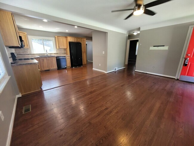 Foto del edificio - Spacious 3-bedroom, 2-full Bath Ranch