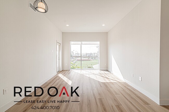 Building Photo - 1331 W 7th St