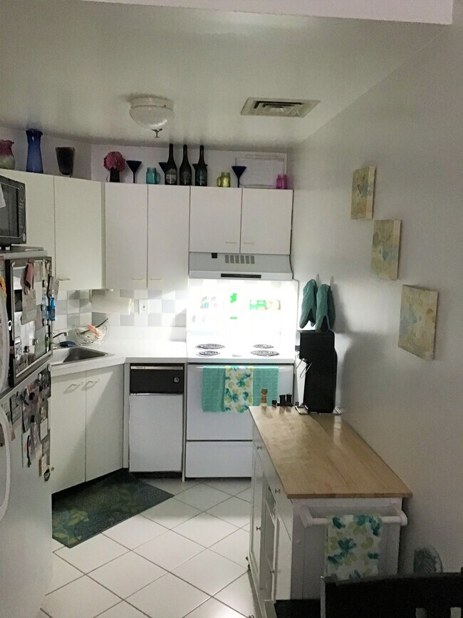 Kitchen open to living area - 75 McKinley Ave