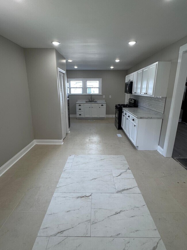 Building Photo - 445 W 25th St