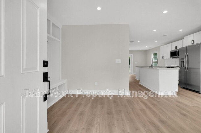 Building Photo - 1752 Skinner Ave