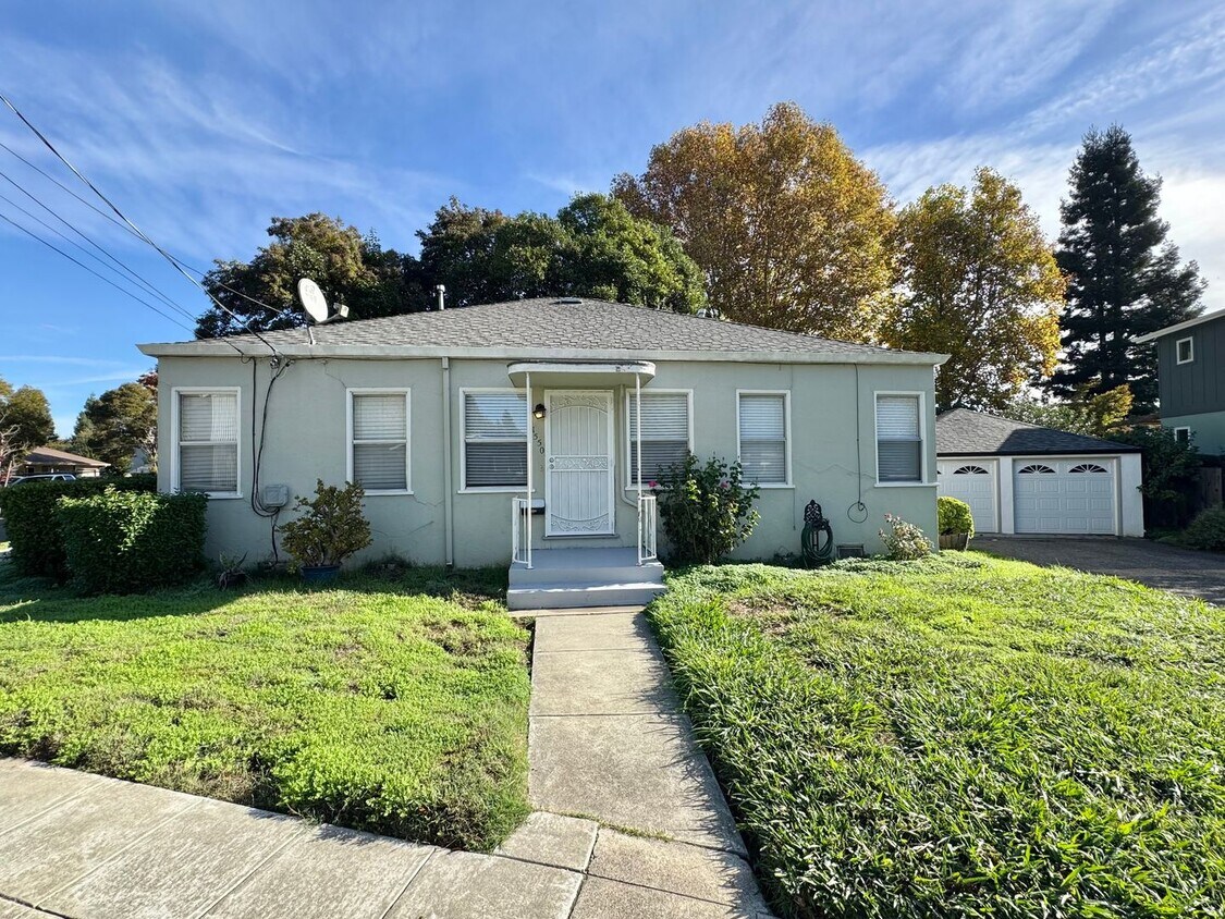 Foto principal - Spacious and Updated 1 Bedroom, 1 Bathroom...