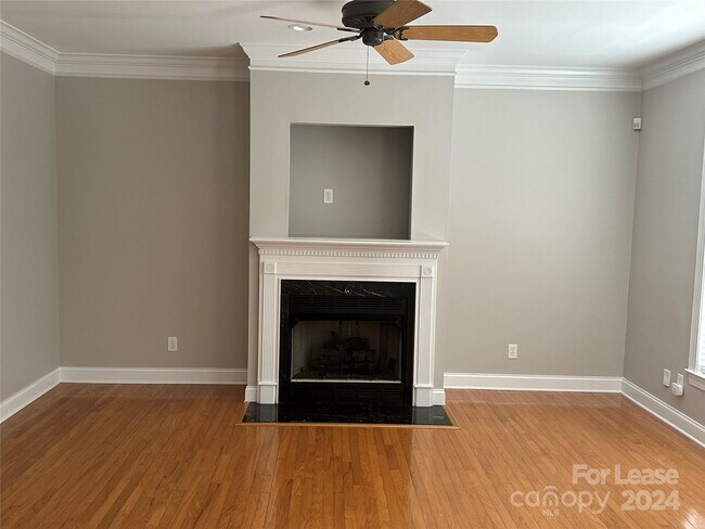 Foto del edificio - 4730 Hunter Crest Ln