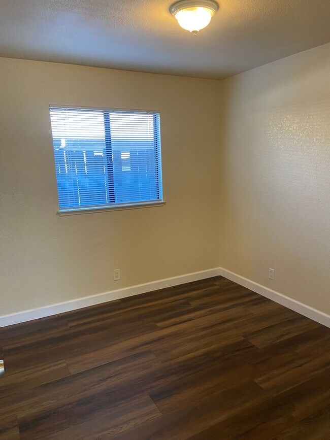 Foto del edificio - A 2 Bdrm, 1 Bath near the heart of Roseville!