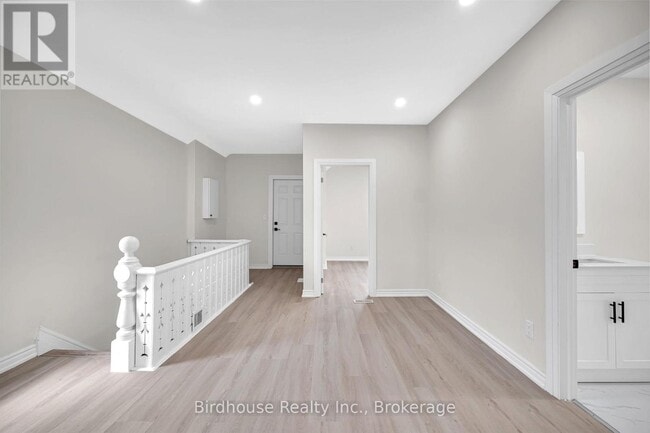 Building Photo - 108 Lindsay St S