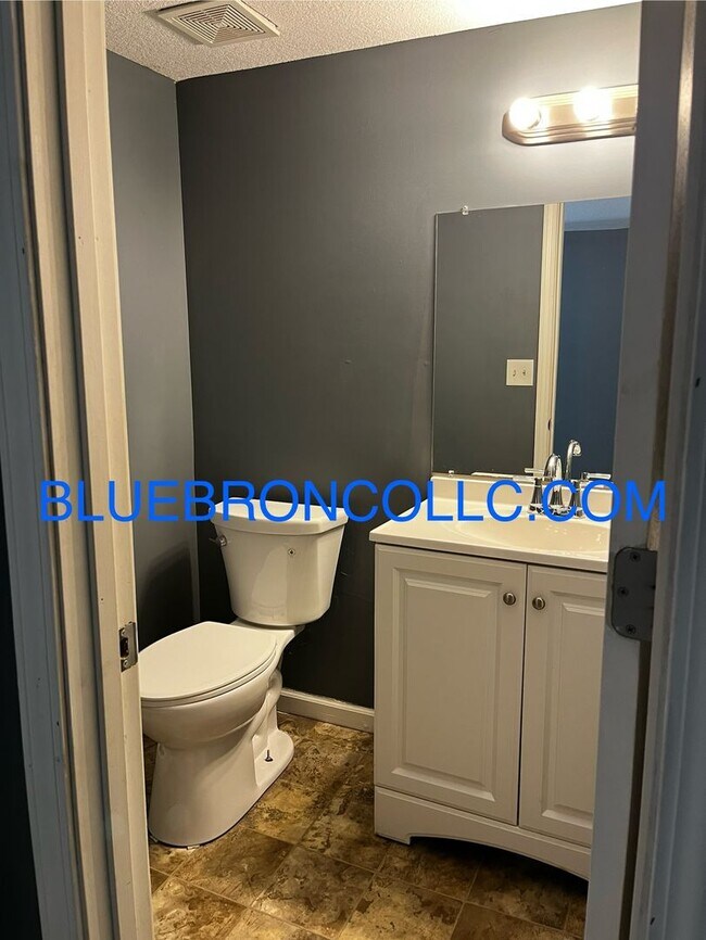 Foto del edificio - Great price for 2 bedroom townhome, spacio...