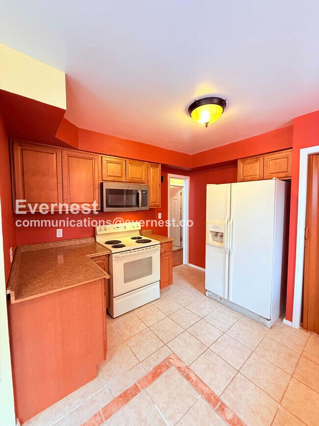 Building Photo - 3 Bed, 3 Bath Home with Garage / Pet-Friendly / Available Now!