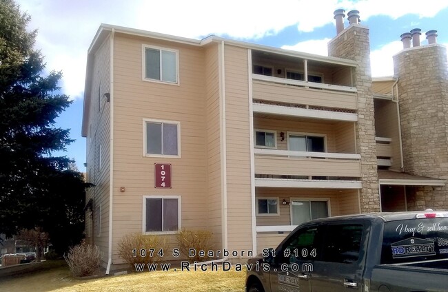 Building Photo - 1 bed 1 bath condo on Ground Level near I-...