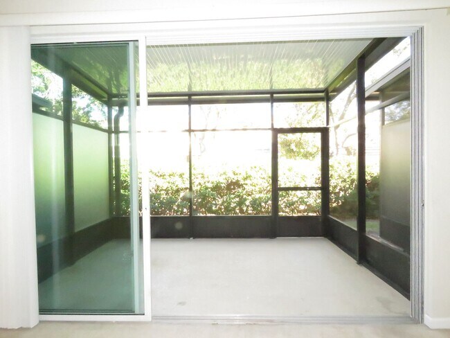 Foto del edificio - Spacious 3/2.5/1 Townhouse, Lawn Service, Garbage and Water Included