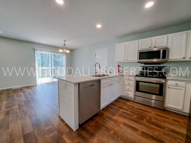 Building Photo - 3 Bedroom 3.5 Bath Urbandale Home with a l...