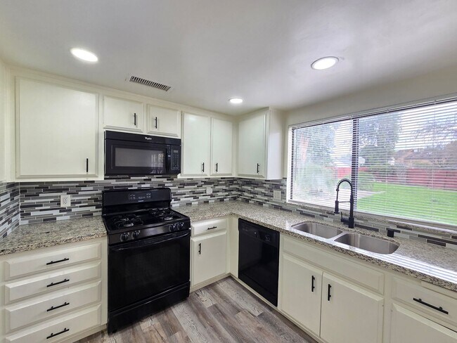 Foto del edificio - Pool Home – 3 Bed | 3 Bath | 1,625 Sq Ft