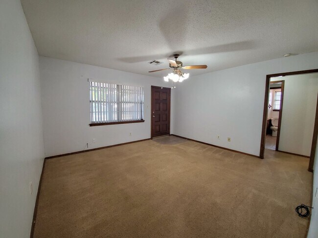 Building Photo - 3 Bedroom 1.5 Bath Brick home in Shawnee