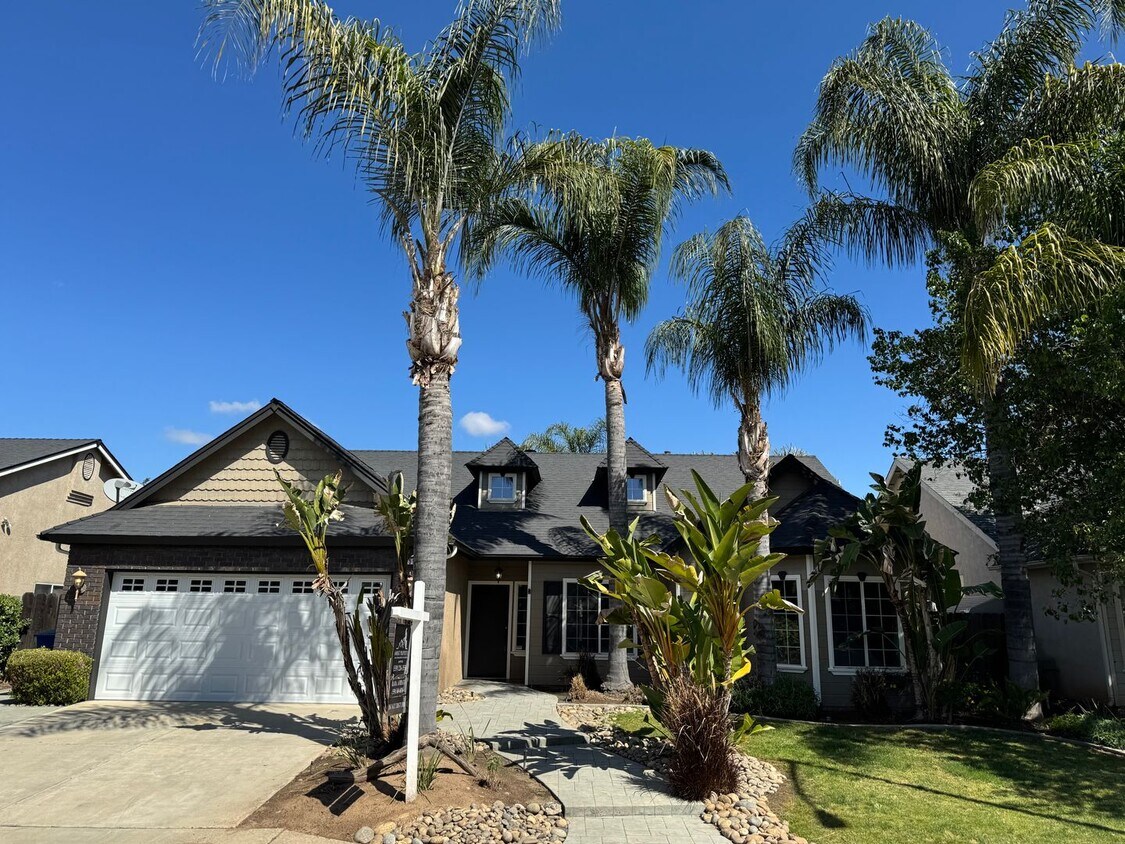 Foto principal - Gorgeous 3 bd. & 2 bath Home with a pool i...
