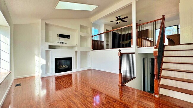 Foto del edificio - Large Deck & Fenced Backyard in this Lovely 3 Bed 2 Bath 2 Garage Home in Stone Ridge Park!!
