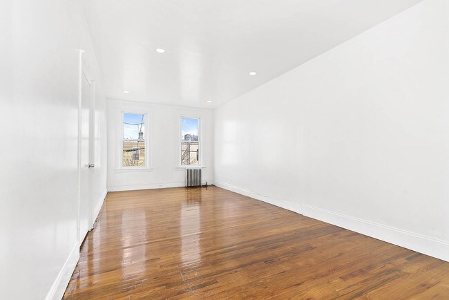 Building Photo - 295 E 38th St