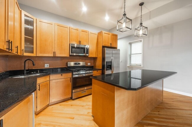 Photo - 1327 W Walton St (Chicago, IL) Apartment