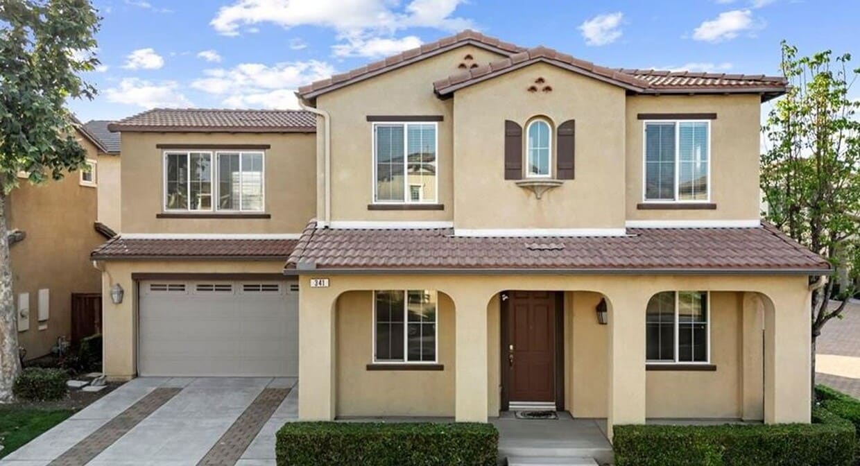 Primary Photo - Beautiful 5bdrm in Riverbend