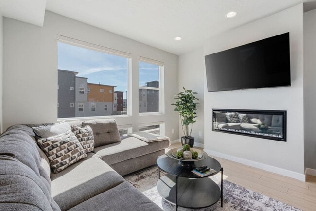 Building Photo - 6831 Silver Creek Dr