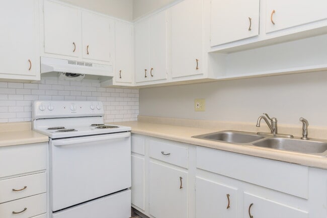 Photo - "$350 off if moved in by 7/10/26 - "Charming 2-Bed Gem with 950 Sq Ft of Comfort at 5966 Radnor Road Apartments