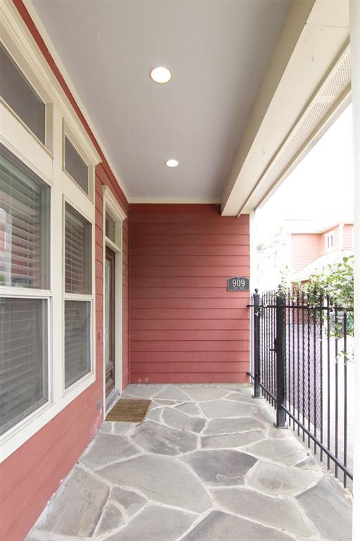 Building Photo - 909 W 23rd St