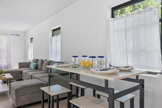 Building Photo - 919 Ave S SE