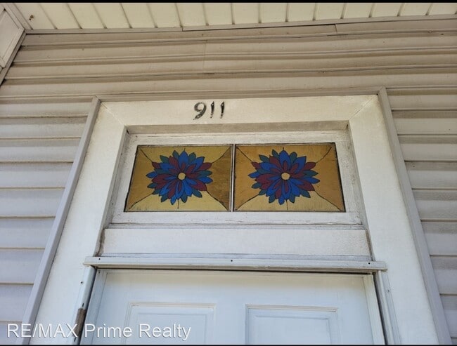 Building Photo - 2 br, 1 bath House - 911 South Railroad St...
