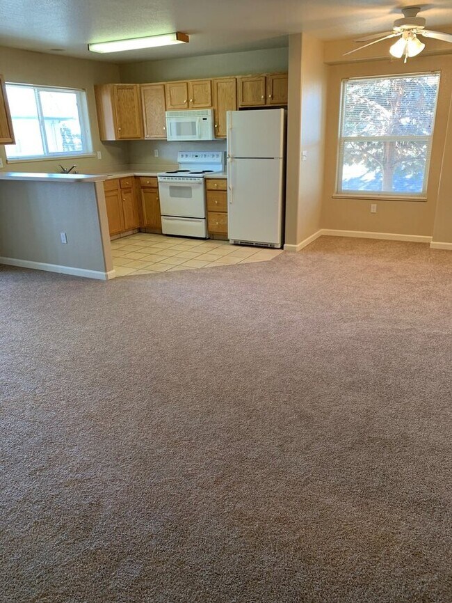 Building Photo - Spacious 1 bedroom Apt. at the Greentree c...