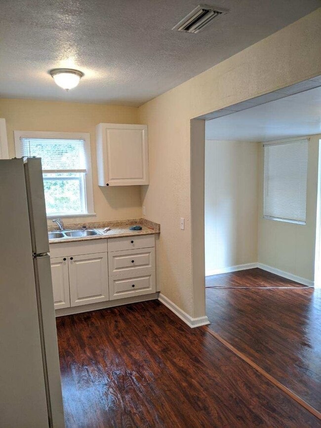 Building Photo - Newly Remodeled! Beautiful 2 bedroom/ 1 ba...