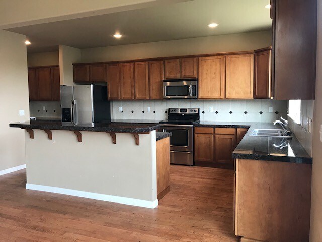 Building Photo - Beautiful Spacious 4BD/2.5BA Home