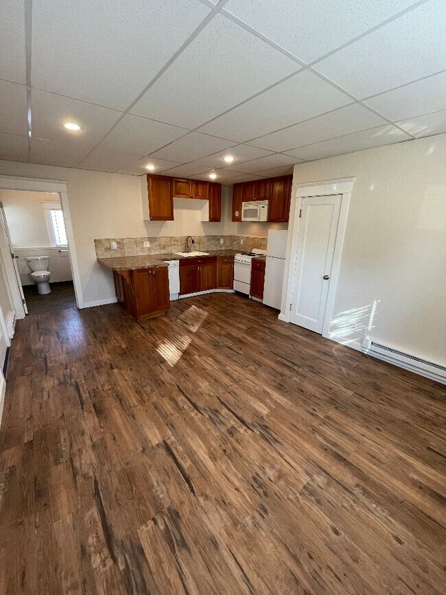 Attleboro - área de estacionamiento [2] - 647 N Morton St