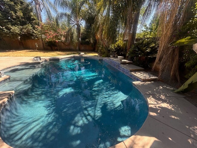 Building Photo - Beautiful home for rent in Visalia!