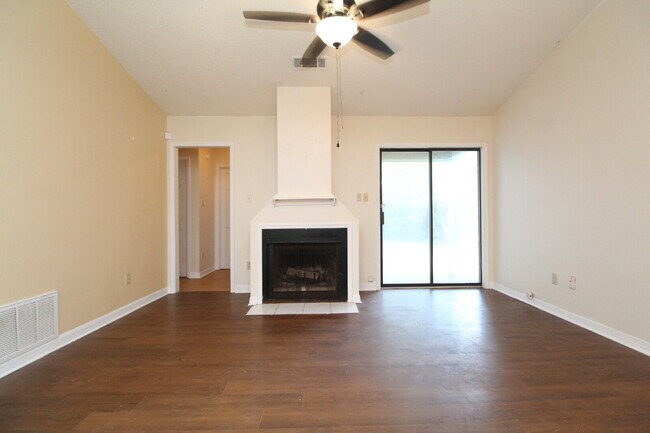 Foto del edificio - 2BR Home with Fireplace, Fenced Yard, and ...