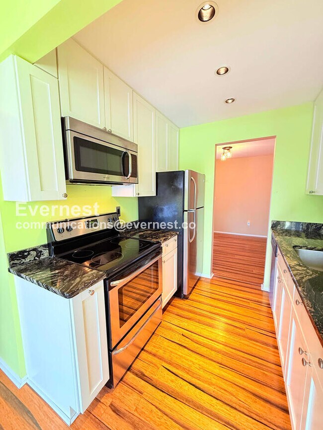 Foto del edificio - 2 Bed/1.5 Bath Condo with In-Unit Laundry / Vouchers Accepted / Available Now!