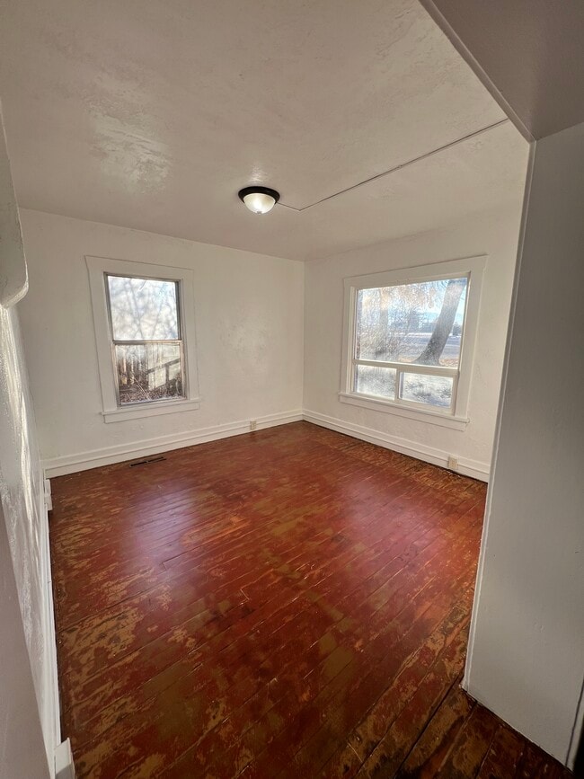 Building Photo - 749 Park Dr