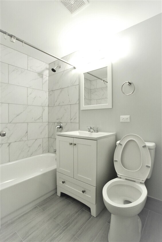 Building Photo - 533 Green Oaks Ct S