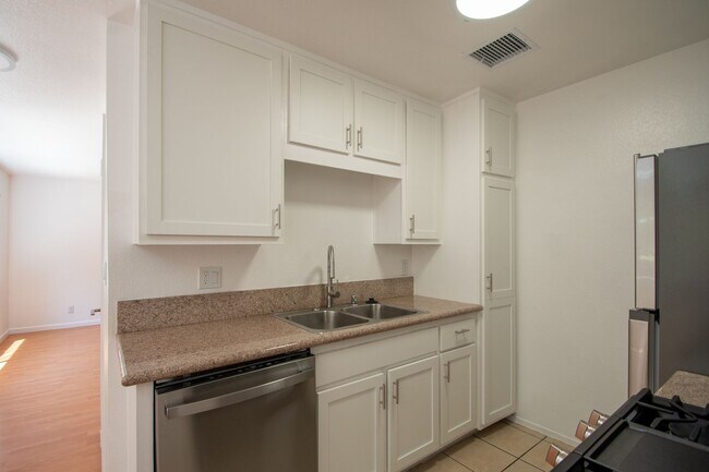 Foto del edificio - 5617 Woodman Ave