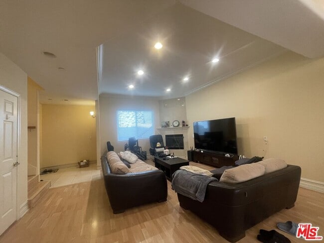 Foto del edificio - 2223 Montrose Ave