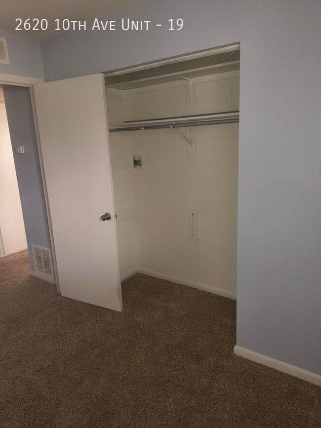 Building Photo - 2620 10th Ave