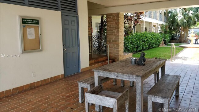 Building Photo - 2131 Calais Dr