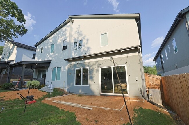 Building Photo - 114 Mattoon St