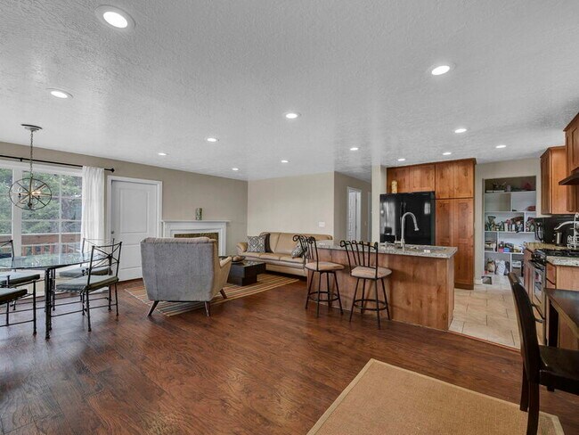 Foto del edificio - 1249 E Harrison Ave