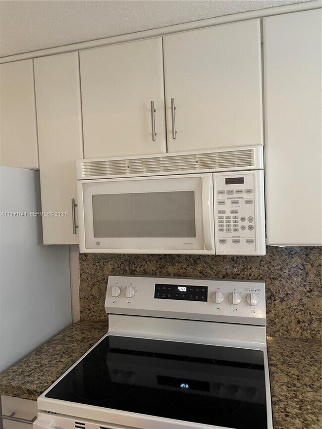 Foto del edificio - 8515 Sunrise Lakes Blvd