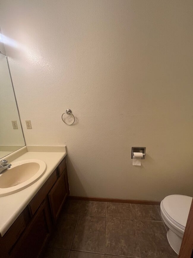 Building Photo - Townhouse with Garage!