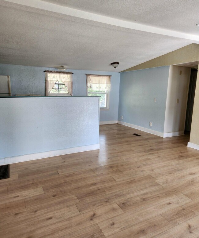 Foto del edificio - 890 Poinsettia Rd