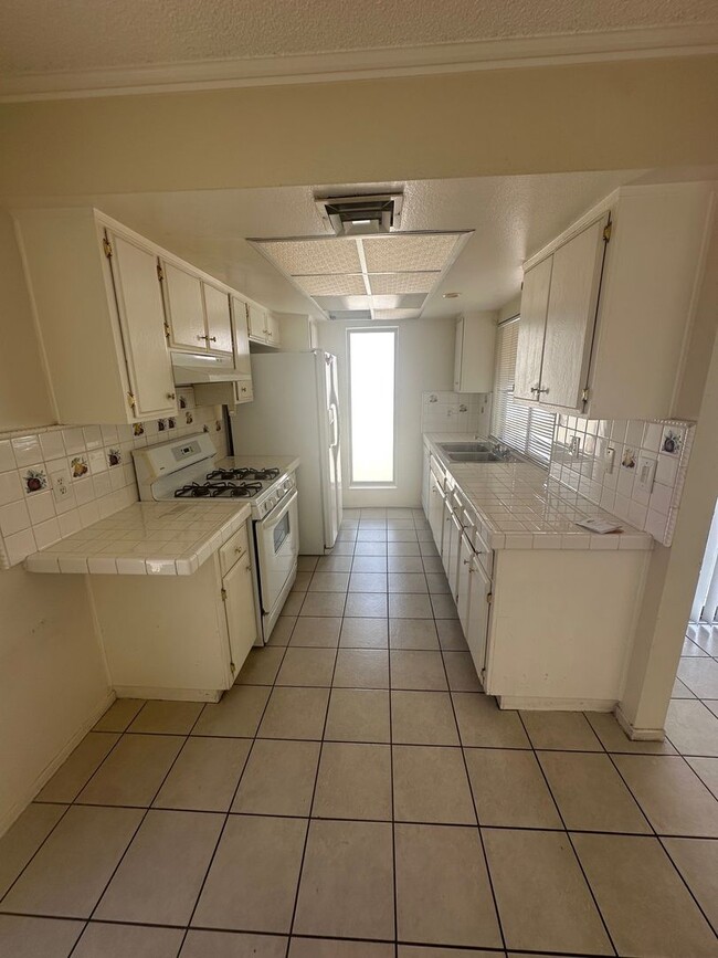 Building Photo - COMING SOON!! Beautiful 2 Bedroom 1 Bath u...