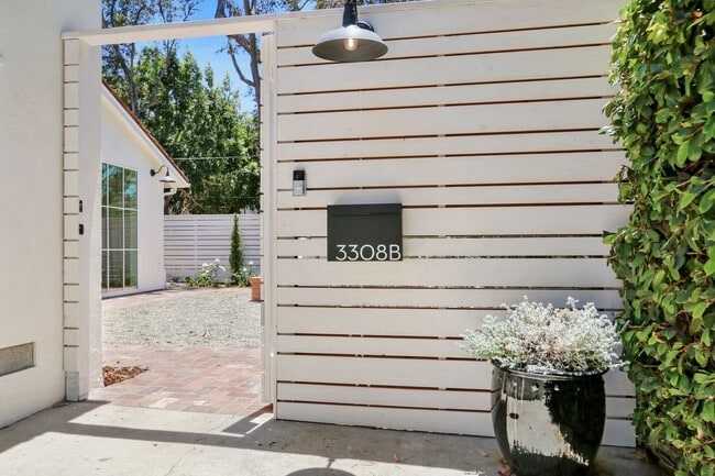 Building Photo - 3308 Palos Verdes Dr N