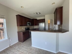 Building Photo - 127 Castleridge Dr